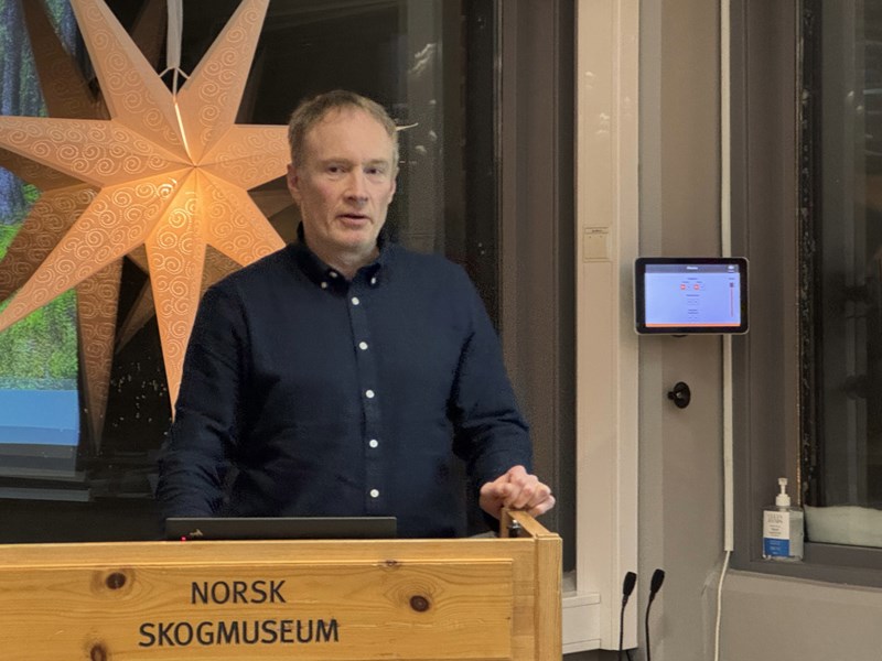 Bjørn Håvard Evjen hadde tatt turen fra Ås til Elverum for å snakke om skogens utvikling.