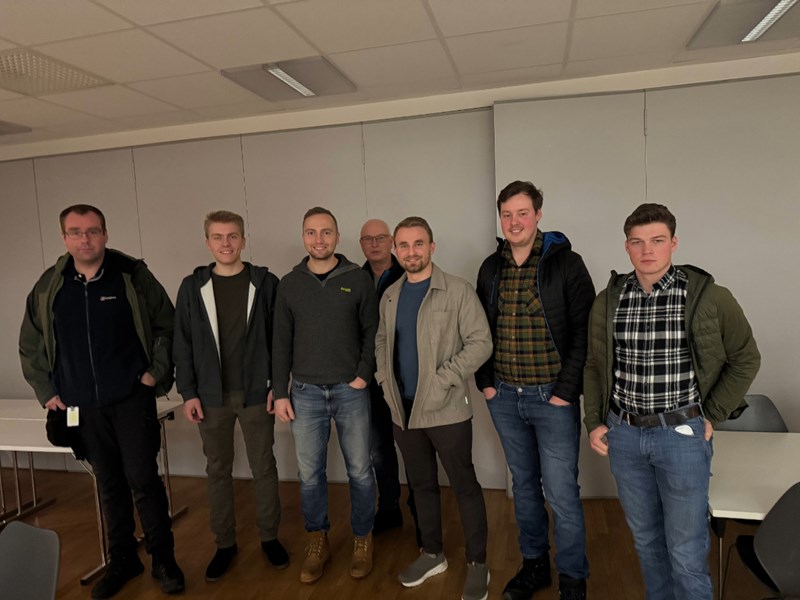 Fra venstre: Ole Jørgen Ljøner, Jo Mikal Lande Bjerkli, Christian Løland, Stig Ole Strener (lærer), Lars Kørra, Haakon Westgaard Hagen og Anders Helling.